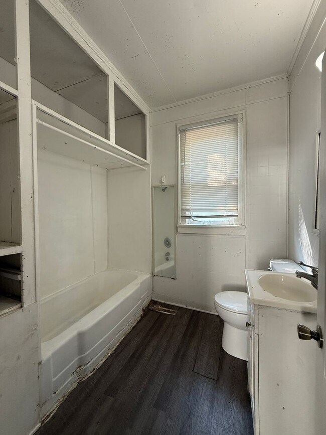 Building Photo - Large 4 bedroom Home