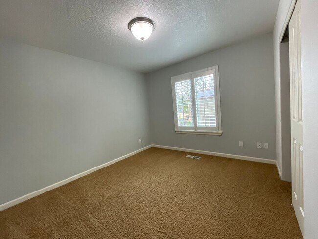 Building Photo - 3 Bedroom 2.5 Bathroom House with Bonus Room ~ Garage, A/C, includes Washer and Dryer ~ Close to ...