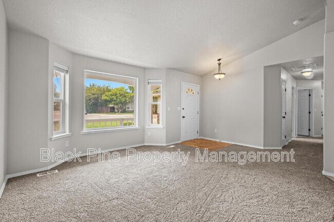 Building Photo - 543 W Bosanka Dr