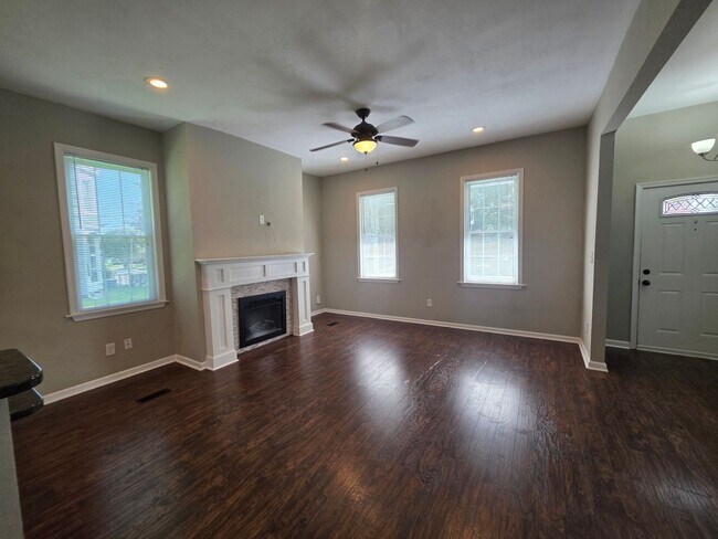 Building Photo - 212 Elm Ave