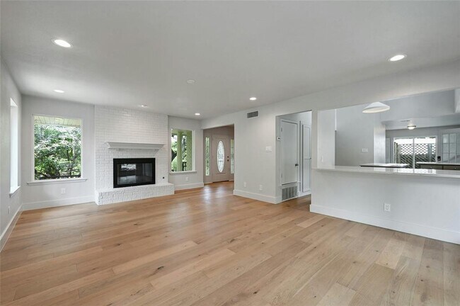 Building Photo - 1305 Kenwood Ave