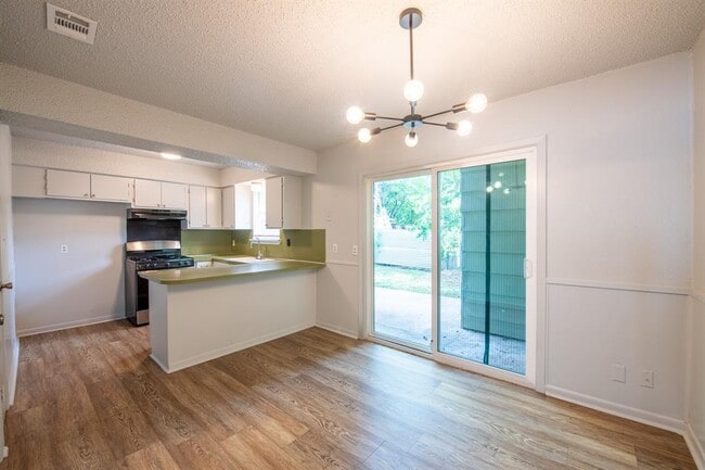 Building Photo - 5900 Glen Meadow Dr