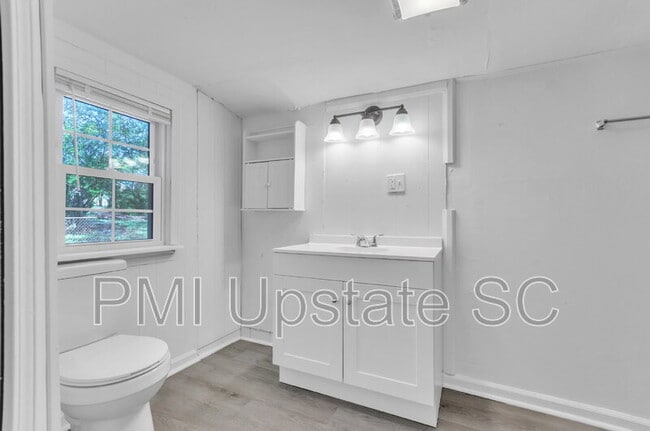 Building Photo - 109 S 7th St