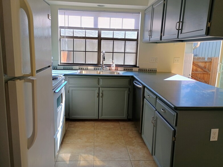 Kitchen - 10360 E Jewell Ave