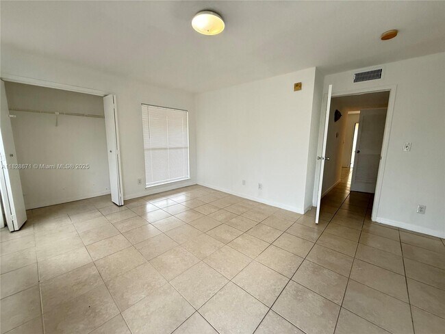 Building Photo - 833 Riverside Dr