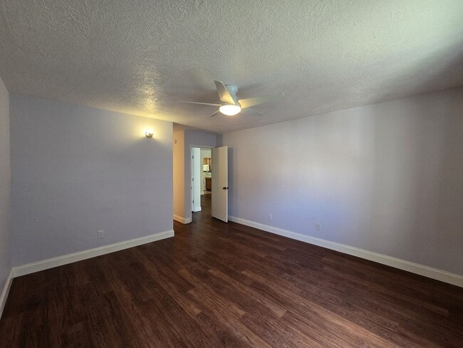 Building Photo - Centrally Located Quiet 2nd Story Condo unfurnished