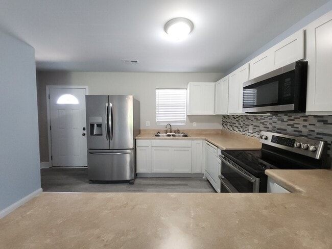 Building Photo - Townhome Available Now in Peletier, NC!