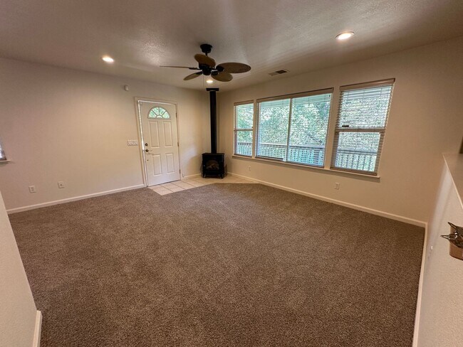 Building Photo - Spacious 3-Bedroom, 2-Bath Home for Rent i...