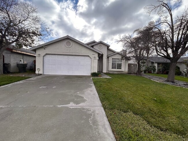Building Photo - Nice home for rent in Hanford
