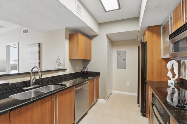 Building Photo - 1551 N Flagler Dr