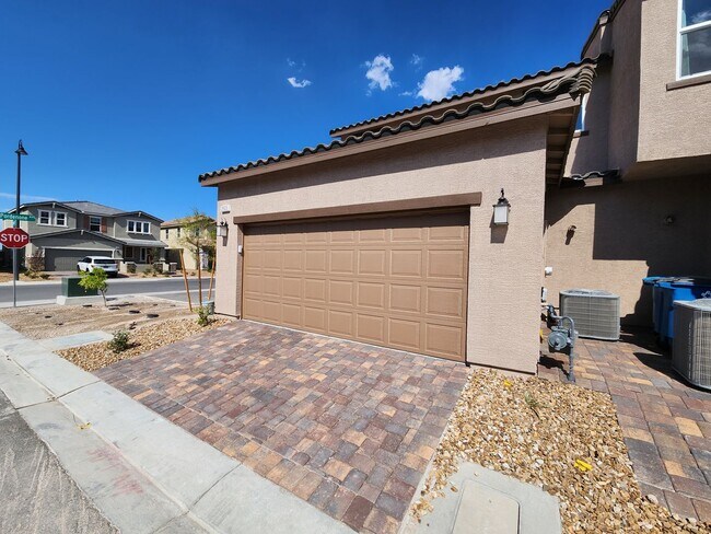 Building Photo - Gorgeous 3bed/2.5bath/2Car home located in Insirada
