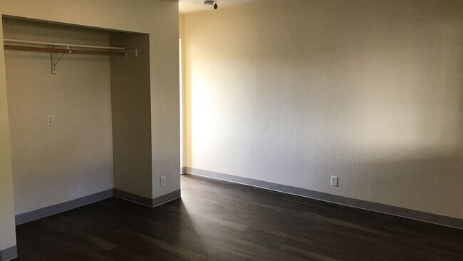 Building Photo - (DUP) Large Studio Apartment - Upgraded Plank Flooring, Large Closets, Top Floor Unit!!