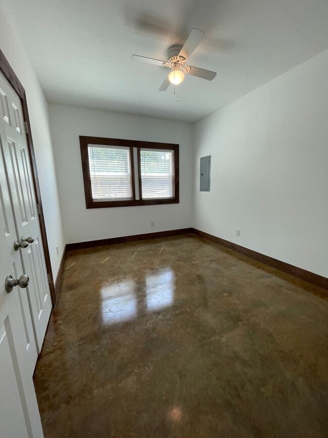 Building Photo - County Living, 2 bed barndominium