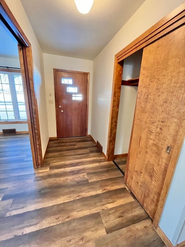 Building Photo - Large 3 Bed/2 Bath East Side Rental Home!