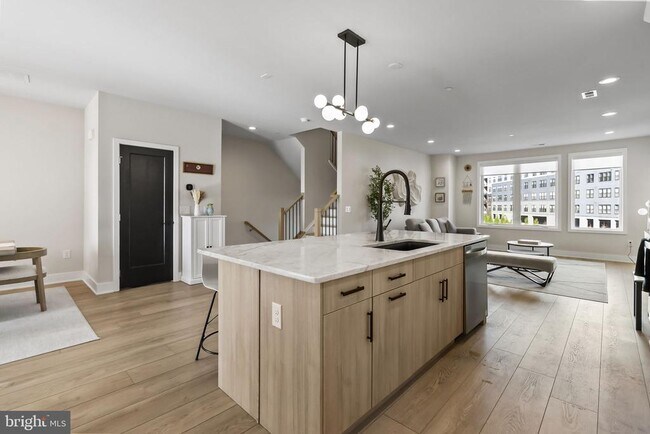 Building Photo - 908 Laurens Aly