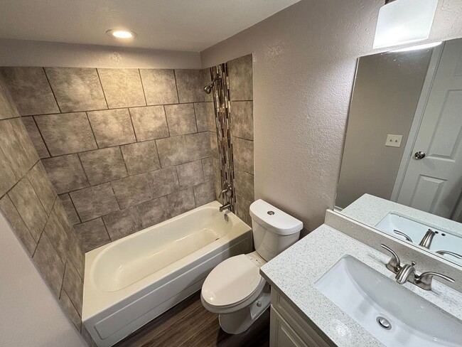 Building Photo - Gorgeous 2Bed/2Bath Condo located just out...