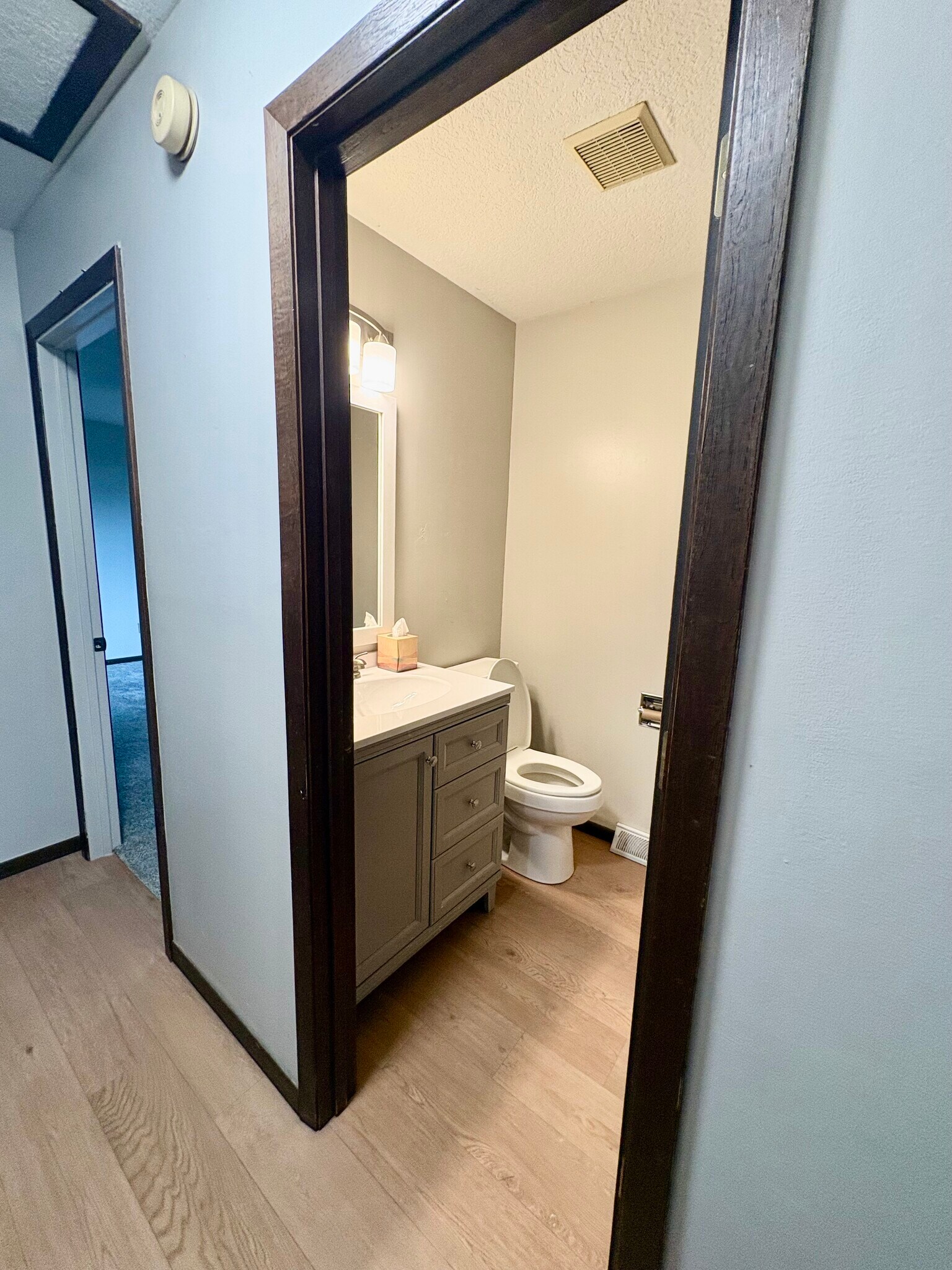 Hall full bathroom - 3885 Tam O Shanter Dr N