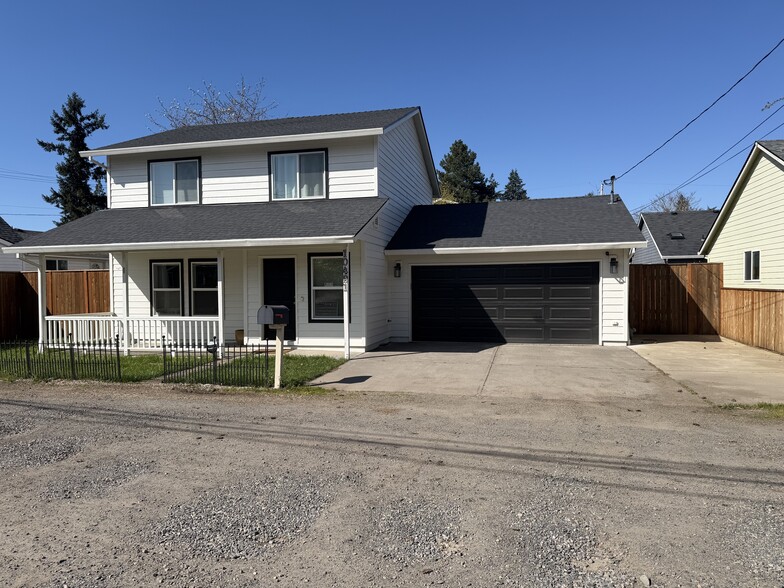 Front Yard - 10421 SE Liebe St