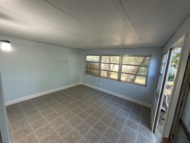 Building Photo - 3010 Catherine Dr