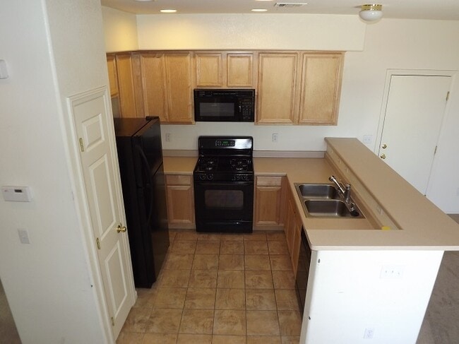 Building Photo - GREAT TOWNHOME LOCATED IN GATED COMMUNITY!!