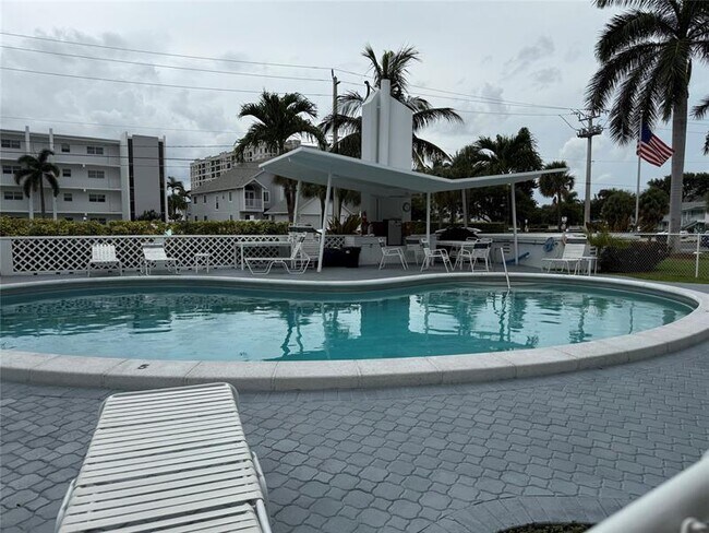 Building Photo - 1110 N Riverside Dr