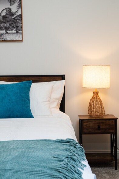 Building Photo - 5861 Royal Ln