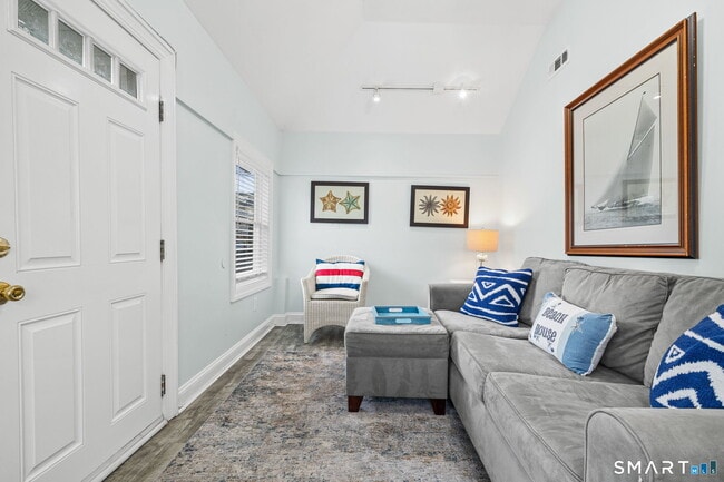 Building Photo - 108 College Pl