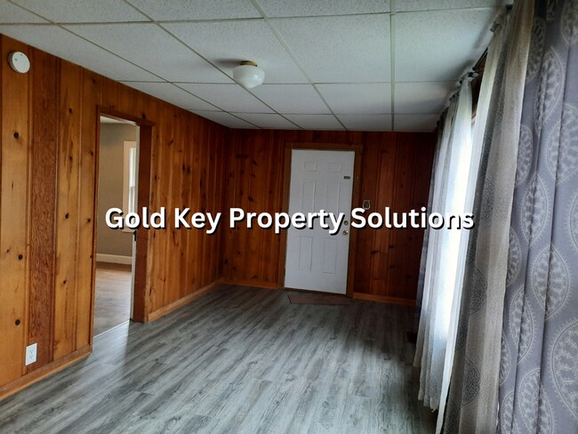 Building Photo - Large 2 BR 1 BA House with Family Room, Ba...