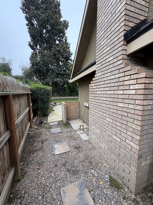 Building Photo - Entertainer delight rental home located in ''The Lakes'' subdivision Coming soon *Private Showing...