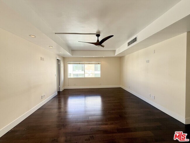 Building Photo - 121 S Palm Dr