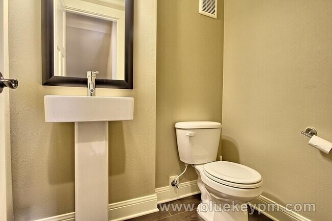 Building Photo - 45 Degree Central 4 bedrooms, 2.5 baths Wa...