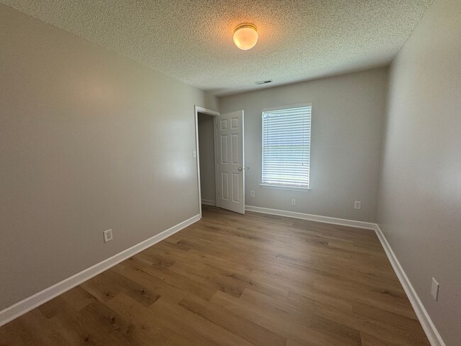 Building Photo - 521 River View Dr
