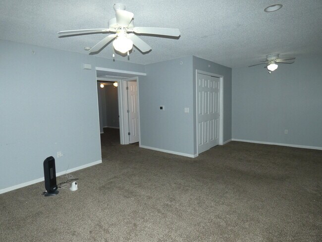 Building Photo - Beautiful Condo in Gladstone, MO