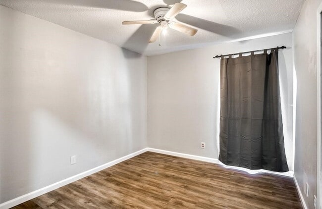 Building Photo - 1802 Hillcrest Dr