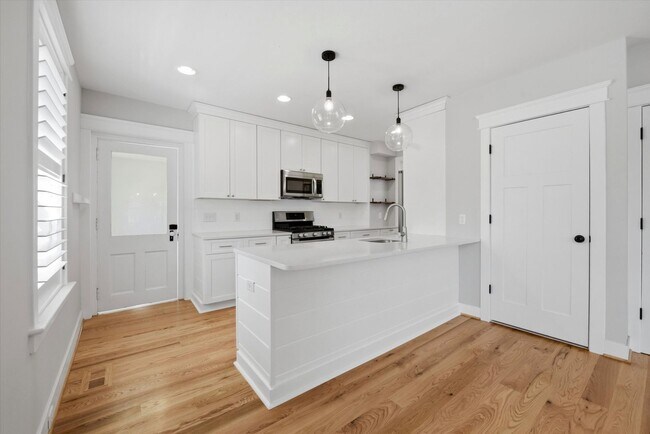 Building Photo - Charming Updated 4B/2.5B Home with Fenced Yard & Parking Included