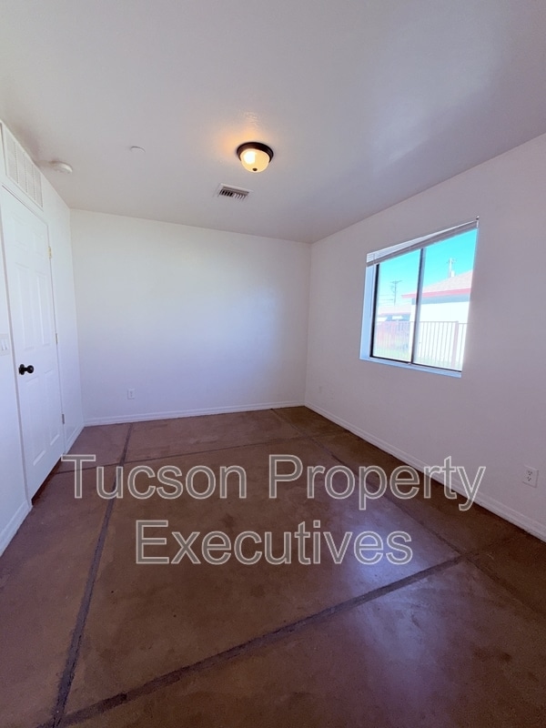 Building Photo - 1412 E 25th St