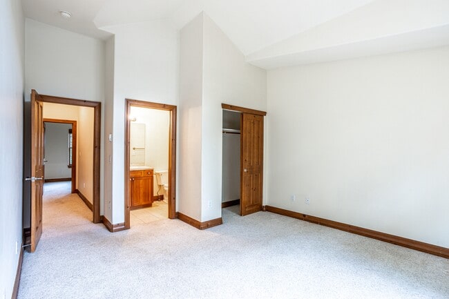 Building Photo - 85 Chestnut Ln