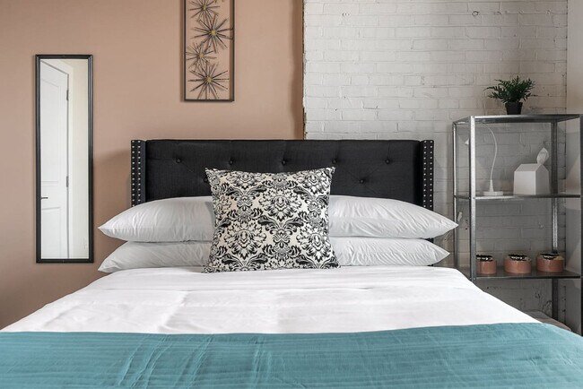 Building Photo - 212 W Roberts Ave