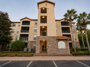 Building Photo - Spacious Furnished 3-Bedroom Condo Oasis with 2 Baths in Davenport
