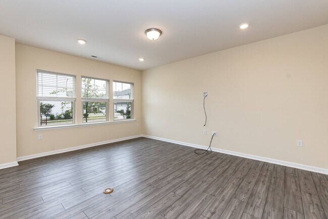 Building Photo - Three Bedroom Home