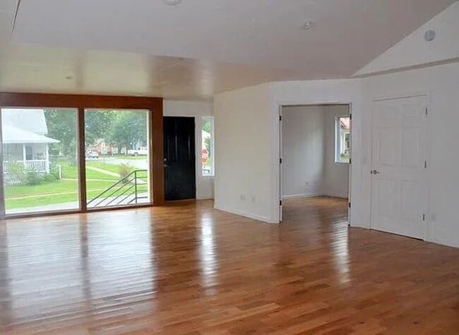 Building Photo - 701 N Florence St