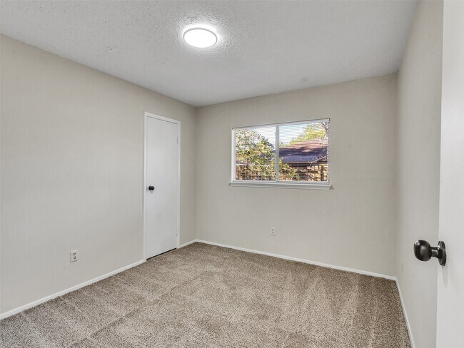 Building Photo - 22125 Diane Dr