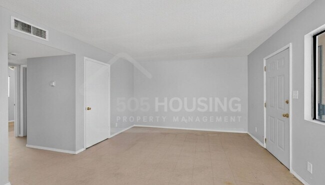 Building Photo - Spacious 2-Bedroom Unit Near Kirtland Air Force Base