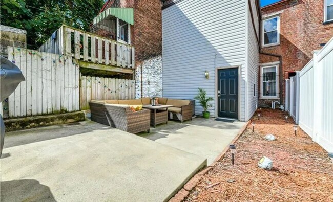 Building Photo - Gorgeous 3 bedroom townhome in Pittsburgh's Fineview Neighborhood