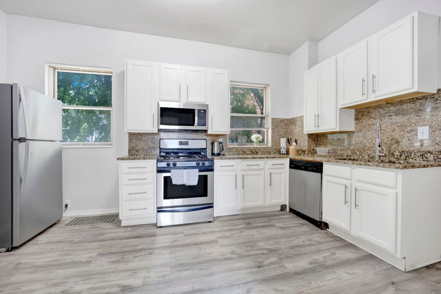 Building Photo - 1205 W Oakdale Ave