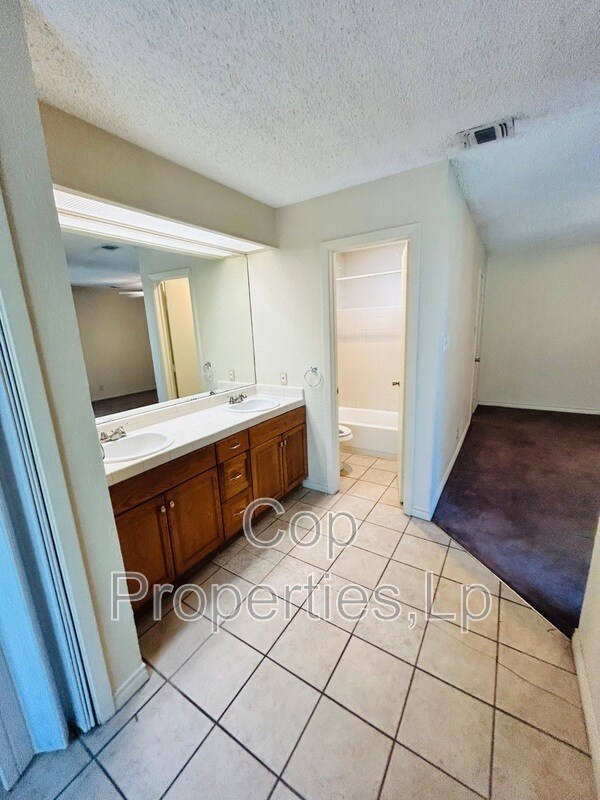 Building Photo - 14810 Ridge Hill Dr