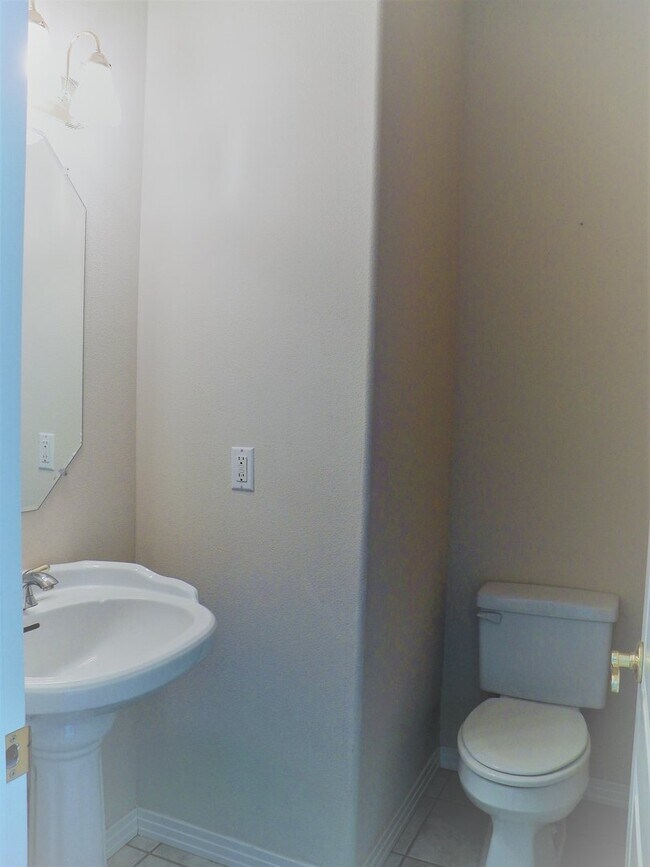 Building Photo - **PENDING** Wonderful West Linn Home!