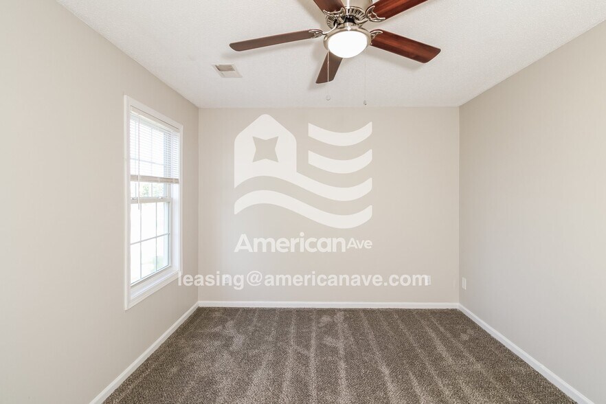 Building Photo - 402 Castle Ridge Dr