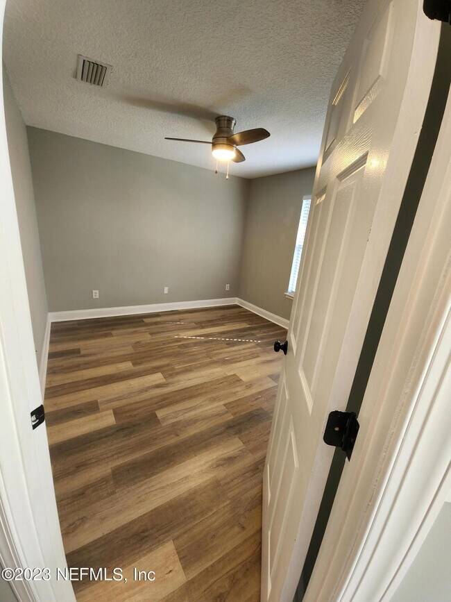 Building Photo - 2071 Thornhill Drive