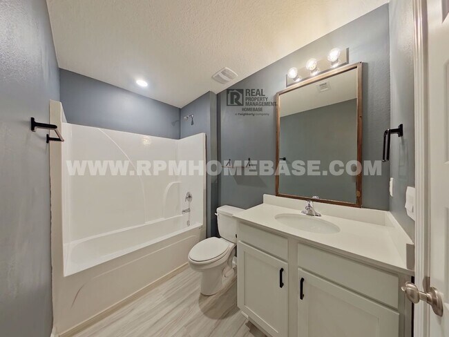 Building Photo - Spacious 5-Bed/3-Bath in Silver Lake Village | Pet Friendly!